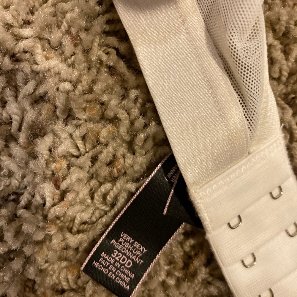 Victoria Secret - Picture 4 of 4